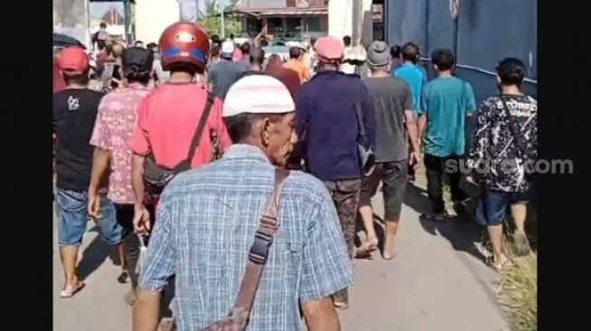 Beberapa waktu lalu, Kabupaten Barru, Sulawesi Selatan, menjadi sorotan publik setelah insiden yang melibatkan pedagang ikan dan petugas vaksinasi. Kejadian tersebut menjadi viral di media sosial, menggugah perhatian banyak orang tentang tantangan yang dihadapi dalam pelaksanaan program vaksinasi di tengah masyarakat. Penolakan yang dilakukan oleh para pedagang ikan menunjukkan realitas yang kompleks tentang penerimaan vaksinasi di kalangan masyarakat serta pentingnya komunikasi yang baik antara petugas kesehatan dan warga. Artikel ini akan mengupas tuntas insiden tersebut melalui beberapa aspek, termasuk latar belakang situasi, dampak bagi masyarakat, peran pemerintah, serta langkah-langkah yang dapat diambil untuk meningkatkan kesadaran dan penerimaan vaksinasi. 1. Latar Belakang Insiden Insiden di Kabupaten Barru berawal dari kedatangan petugas vaksinasi yang bertujuan untuk menjangkau masyarakat, terutama kelompok rentan seperti pedagang ikan. Vaksinasi merupakan salah satu upaya penting dalam menanggulangi penyebaran COVID-19, namun dalam praktiknya, tidak semua masyarakat menerima kehadiran petugas vaksinasi dengan baik. Banyak faktor yang mempengaruhi sikap masyarakat terhadap vaksinasi, mulai dari ketidakpercayaan, kurangnya informasi, hingga pengalaman buruk sebelumnya. Pedagang ikan di Kabupaten Barru merasa bahwa kehadiran petugas vaksinasi mengganggu aktivitas mereka yang sudah padat. Mereka menganggap bahwa waktu dan fokus mereka untuk berjualan menjadi teralihkan. Selain itu, ada juga anggapan bahwa pemerintah tidak memberikan perhatian yang cukup kepada mereka dalam hal edukasi dan informasi mengenai vaksinasi. Oleh karena itu, ketika petugas vaksinasi datang, mereka bereaksi dengan menolak dan bahkan mengusir petugas tersebut. Dalam konteks ini, penting untuk memahami bahwa penolakan terhadap vaksinasi sering kali tidak hanya terkait dengan faktor kesehatan, tetapi juga aspek ekonomi dan sosial. Pedagang ikan, sebagai pelaku usaha kecil, memiliki kekhawatiran tersendiri terkait dampak ekonomi dari vaksinasi. Insiden ini mencerminkan ketidakpuasan yang lebih luas terhadap program vaksinasi yang seharusnya berjalan lancar dan diterima oleh masyarakat. 2. Masyarakat dan Vaksinasi: Sebuah Dinamika Vaksinasi merupakan bagian penting dari strategi kesehatan masyarakat untuk memerangi penyakit menular. Namun, penerimaan vaksin di masyarakat sering kali tidak semulus yang diharapkan. Dalam kasus pedagang ikan di Kabupaten Barru, kita melihat adanya ketidakpuasan yang mencuat ke permukaan. Hal ini menunjukkan adanya dinamika antara masyarakat dan pelaksanaan program vaksinasi yang perlu diperhatikan. Banyak pedagang ikan yang merasa kurang mendapatkan informasi yang jelas dan akurat mengenai manfaat vaksinasi. Edukasi yang kurang memadai sering kali menjadi penyebab utama penolakan terhadap vaksin. Masyarakat perlu diberi pemahaman yang komprehensif tentang bagaimana vaksin bekerja dan bagaimana vaksinasi dapat melindungi mereka dan orang-orang di sekitar mereka. Tanpa pemahaman ini, masyarakat cenderung ragu dan berpikir negatif tentang vaksinasi. Selain itu, ada juga pengaruh dari berita atau informasi yang beredar di media sosial yang sering kali tidak akurat. Berita hoaks mengenai efek samping vaksin sering kali membuat masyarakat semakin skeptis. Ketidakpastian ini mendorong mereka untuk menolak tawaran vaksinasi yang seharusnya menjadi langkah pencegahan yang vital. Oleh karena itu, penting bagi pemerintah dan pihak terkait untuk melakukan pendekatan yang lebih baik dalam memberi informasi kepada masyarakat. 3. Dampak Insiden Terhadap Masyarakat dan Ekonomi Insiden penolakan vaksinasi oleh pedagang ikan di Kabupaten Barru tidak hanya berdampak pada kesehatan masyarakat, tetapi juga pada sektor ekonomi. Ketika pedagang ikan menolak vaksinasi, mereka tidak hanya menempatkan diri mereka pada risiko kesehatan yang lebih tinggi, tetapi juga berpotensi mempengaruhi kegiatan ekonomi mereka dan masyarakat di sekitarnya. Sektor perikanan merupakan salah satu sumber mata pencaharian utama di Kabupaten Barru. Jika pedagang ikan tidak mendapatkan vaksinasi, potensi penularan COVID-19 di pasar ikan akan meningkat, yang dapat berdampak negatif pada konsumen. Hal ini bisa menyebabkan penurunan jumlah pengunjung di pasar, yang pada gilirannya dapat mengakibatkan kerugian finansial bagi para pedagang. Lebih jauh lagi, insiden ini dapat menciptakan stigma negatif terhadap upaya vaksinasi di kalangan masyarakat. Jika masyarakat melihat bahwa pedagang ikan yang merupakan bagian dari komunitas mereka menolak vaksinasi, mereka mungkin juga akan terpengaruh untuk melakukan hal yang sama. Oleh karena itu, penting untuk segera menangani situasi ini agar tidak berkembang menjadi masalah yang lebih besar. 4. Upaya Pemerintah dan Solusi yang Dapat Diterapkan Menanggapi insiden viral ini, pemerintah perlu mengambil langkah-langkah proaktif untuk memperbaiki komunikasi dan edukasi tentang vaksinasi. Salah satu solusi yang dapat diterapkan adalah meningkatkan keterlibatan masyarakat dalam program vaksinasi. Pemerintah dapat bekerja sama dengan tokoh masyarakat, termasuk para pedagang ikan, untuk menyampaikan informasi vaksinasi dengan cara yang lebih menarik dan mudah dipahami. Selain itu, penyuluhan kesehatan juga perlu diintensifkan. Program vaksinasi harus disertai dengan kampanye yang menekankan pentingnya vaksinasi, tidak hanya dari segi kesehatan, tetapi juga dari aspek ekonomi. Masyarakat perlu diyakinkan bahwa vaksinasi adalah langkah yang aman dan efektif untuk melindungi diri sendiri dan keluarga mereka. Pemerintah juga perlu membangun saluran komunikasi yang lebih baik antara petugas vaksinasi dan masyarakat. Dengan adanya dialog yang terbuka, masyarakat dapat menyampaikan kekhawatiran mereka dan petugas dapat memberikan informasi yang dibutuhkan. Hal ini akan membantu mengurangi rasa ketidakpastian dan meningkatkan kepercayaan masyarakat terhadap program vaksinasi.