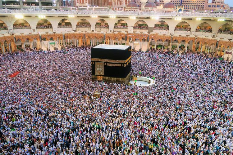 Kehadiran jemaah haji di Tanah Suci Mekkah selalu membawa harapan dan doa dari seluruh umat Islam di seluruh dunia. Setiap tahun, jutaan jemaah dari berbagai negara berbondong-bondong menuju Mekkah untuk melaksanakan rukun Islam yang kelima, yaitu haji. Namun, perjalanan suci ini tidak selalu berjalan mulus. Beberapa jemaah terpaksa menghadapi situasi yang tidak diinginkan, termasuk masalah kesehatan yang serius. Salah satu kejadian tragis yang baru-baru ini terjadi adalah meninggalnya seorang jemaah haji asal Kabupaten Barru, Sulawesi Selatan, akibat gagal jantung. Artikel ini akan membahas lebih dalam mengenai kejadian tersebut, faktor-faktor yang mempengaruhi kesehatan jemaah haji, serta langkah-langkah pencegahan yang dapat diambil untuk menghindari kejadian serupa di masa mendatang. 1. Kronologi Kejadian Kejadian meninggalnya jemaah haji asal Kabupaten Barru ini terjadi pada saat pelaksanaan ibadah haji di Mekkah. Jemaah yang bersangkutan, yang berusia sekitar 65 tahun, dilaporkan mengeluh merasa tidak enak badan sebelum menjalankan serangkaian ritual haji. Pada saat itu, ia sedang berada di lingkungan masjid yang ramai, bersama dengan ribuan jemaah lainnya yang juga melaksanakan ibadah yang sama. Meskipun telah mendapatkan perawatan medis dari petugas kesehatan setempat, kondisi kesehatan jemaah tersebut semakin memburuk dan akhirnya dinyatakan meninggal dunia akibat gagal jantung. Gagal jantung adalah kondisi medis yang terjadi ketika jantung tidak dapat memompa darah dengan efektif, yang menyebabkan berbagai masalah kesehatan. Dalam kasus jemaah haji ini, bisa jadi ada faktor-faktor pemicu, seperti riwayat penyakit jantung, faktor lingkungan, atau kelelahan akibat perjalanan jauh dan pelaksanaan ibadah yang intensif. Hal ini menjadi sorotan bagi banyak pihak, terutama bagi keluarga dan kerabatnya yang merasa kehilangan dan berduka. 2. Faktor-Faktor Risiko Kesehatan Jemaah Haji Meninggalnya jemaah haji ini menimbulkan perhatian yang besar terhadap faktor-faktor risiko kesehatan yang dapat mempengaruhi jemaah haji, terutama bagi mereka yang berusia lanjut atau memiliki riwayat penyakit. Beberapa faktor risiko yang dapat memicu masalah kesehatan di Tanah Suci antara lain: a. Usia dan Riwayat Kesehatan Jemaah haji yang berusia lanjut atau memiliki riwayat penyakit jantung, diabetes, hipertensi, dan masalah kesehatan lainnya rentan terhadap masalah kesehatan. Untuk itu, sangat penting bagi calon jemaah haji untuk menjalani pemeriksaan kesehatan sebelum berangkat. b. Kondisi Lingkungan Cuaca di Mekkah yang panas dan lembap dapat mempengaruhi kesehatan jemaah. Dehidrasi, kelelahan, dan stres akibat kerumunan massa dapat memperburuk kondisi kesehatan jemaah, terutama yang memiliki masalah jantung. c. Aktivitas Fisik yang Tinggi Pelaksanaan ibadah haji melibatkan banyak aktivitas fisik, seperti berjalan kaki dalam jarak yang jauh, berdesakan dengan jemaah lainnya, serta menjalani serangkaian ritual yang memerlukan energi fisik yang cukup besar. Oleh karena itu, stamina dan kesehatan jemaah perlu diperhatikan. d. Aksesibilitas Perawatan Kesehatan Meski terdapat fasilitas kesehatan di Mekkah, tidak semua jemaah memiliki akses yang mudah atau cepat ke layanan kesehatan. Hal ini dapat memperburuk keadaan ketika jemaah mengalami masalah medis mendadak. 3. Upaya Pencegahan Masalah Kesehatan di Kalangan Jemaah Haji Berdasarkan kejadian yang menimpa jemaah haji asal Kabupaten Barru, penting untuk menekankan upaya pencegahan yang dapat dilakukan untuk mengurangi risiko masalah kesehatan. Beberapa langkah yang dapat diambil antara lain: a. Pemeriksaan Kesehatan Sebelum Berangkat Calon jemaah haji disarankan untuk menjalani pemeriksaan kesehatan menyeluruh sebelum berangkat ke Tanah Suci. Hal ini bertujuan untuk mendeteksi dan mengukur risiko kesehatan yang mungkin ada. b. Peningkatan Kesadaran Kesehatan Pendidikan dan penyuluhan kesehatan kepada jemaah haji sangat penting. Pengetahuan tentang cara menjaga kesehatan di Tanah Suci, termasuk pentingnya hidrasi, pola makan sehat, dan pengelolaan stres, dapat membantu jemaah menjaga kondisi fisik yang optimal. c. Penyediaan Fasilitas Kesehatan Pihak penyelenggara haji, baik dari pemerintah maupun organisasi keagamaan, perlu memastikan ketersediaan fasilitas kesehatan yang memadai dan mudah diakses oleh seluruh jemaah. d. Dukungan dari Keluarga dan Teman Dukungan psikologis dan fisik dari keluarga dan teman-teman seharusnya diperkuat di saat pelaksanaan ibadah haji. Pembagian tugas dan tanggung jawab dalam kelompok jemaah dapat membantu meringankan beban fisik yang harus dihadapi. 4. Dampak Emosional dan Sosial Bagi Keluarga Korban Kematian seorang jemaah haji tidak hanya berpengaruh pada dirinya sendiri, tetapi juga berdampak besar pada keluarga dan masyarakat di sekitarnya. Keluarga korban mengalami kehilangan yang mendalam, dan hal ini dapat memicu berbagai reaksi emosional, mulai dari kesedihan hingga kemarahan. Dalam konteks sosial, meninggalnya jemaah haji ini juga dapat mempengaruhi persepsi masyarakat tentang keselamatan ibadah haji dan membuat orang-orang lebih berhati-hati dalam merencanakan perjalanan ibadah mereka di masa mendatang. a. Proses Berkabung Keluarga yang ditinggalkan biasanya akan menjalani proses berkabung yang bervariasi, tergantung pada nilai-nilai budaya dan agama yang dianut. Proses ini mungkin melibatkan ritual tertentu dan dukungan dari komunitas. b. Pengaruh Terhadap Masyarakat Kehilangan seorang tokoh masyarakat yang menjadi jemaah haji dapat menimbulkan dampak luas di komunitas. Hal ini bisa mempengaruhi semangat masyarakat dalam beribadah dan juga dapat memicu diskusi tentang pentingnya kesehatan jemaah haji. c. Penyuluhan Kesehatan Pasca-Kejadian Setelah kejadian ini, diharapkan ada upaya dari pemerintah dan organisasi keagamaan untuk melakukan penyuluhan kesehatan kepada masyarakat. Hal ini bertujuan untuk meningkatkan kesadaran akan pentingnya menjaga kesehatan saat menjalankan ibadah haji. d. Dukungan Moral dan Spiritual Dukungan moral dan spiritual dari komunitas sangat diperlukan untuk membantu keluarga yang berduka. Hal ini dapat meningkatkan ketahanan emosional keluarga dan membantu mereka dalam proses penyembuhan.