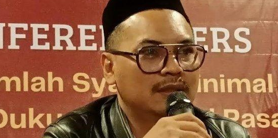 Pemilihan Bupati Barru akan segera dilaksanakan, dan partai politik serta calon yang berminat untuk berpartisipasi dalam kontestasi ini harus mempersiapkan diri dengan baik. Pendaftaran calon bupati dan wakil bupati akan dibuka mulai tanggal 27 hingga 29 Agustus 2023. Dalam kesempatan ini, semua calon diwajibkan untuk memenuhi sejumlah syarat, termasuk dukungan suara sah dari partai politik yang minimal berjumlah 10.872 suara. Hal ini menjadi perhatian penting bagi semua pihak yang ingin berkompetisi dalam pemilihan ini. Artikel ini akan membahas secara mendalam mengenai syarat dan proses pendaftaran paslon, serta dampaknya terhadap dinamika politik di Barru. Proses Pendaftaran Calon Bupati dan Wakil Bupati Barru Proses pendaftaran calon bupati dan wakil bupati di Barru merupakan tahap awal yang sangat krusial dalam pemilihan kepala daerah. Dalam periode pendaftaran yang ditentukan, setiap calon diwajibkan untuk mengumpulkan berkas-berkas yang diperlukan dan menyampaikan kepada Komisi Pemilihan Umum (KPU) setempat. Selain itu, calon juga harus memastikan bahwa dukungan dari partai politik telah terpenuhi sesuai dengan ketentuan yang berlaku. Pendaftaran ini akan menjadi momen kunci yang akan mempengaruhi struktur politik di Barru dan menentukan siapa saja yang akan maju sebagai kandidat. Salah satu aspek penting dalam proses pendaftaran adalah pengumpulan dokumen dan berkas administrasi yang diperlukan. Calon harus menyiapkan berbagai jenis dokumen, mulai dari identitas pribadi, surat keterangan tidak pernah terpidana, hingga dokumen yang membuktikan dukungan dari partai politik. Setiap dokumen ini harus sesuai dengan persyaratan yang telah ditentukan oleh KPU. Jika terdapat kekurangan atau ketidaklengkapan berkas, maka calon akan berisiko tidak diterima sebagai peserta pemilihan. Dukungan suara sah dari partai politik juga menjadi syarat mutlak. Dalam konteks Barru, jumlah minimal dukungan suara yang harus diperoleh calon adalah 10.872 suara sah. Angka ini merupakan hasil akumulasi dari suara yang diperoleh oleh partai politik dalam pemilu sebelumnya. Oleh karena itu, calon harus berkoordinasi dengan partai politik yang akan mengusungnya untuk memastikan bahwa jumlah dukungan tersebut dapat terpenuhi. Dalam proses ini, komunikasi dan strategi politik menjadi sangat penting. Calon harus mampu membangun hubungan yang baik dengan partai politik dan juga dengan calon pemilih. Beberapa calon mungkin lebih memilih untuk berkolaborasi dengan partai politik yang memiliki basis massa yang kuat, sementara yang lain mungkin lebih memilih untuk berkoalisi dengan beberapa partai untuk mencapai jumlah dukungan yang diperlukan. Pilihan ini akan berdampak pada strategi kampanye yang akan dijalankan di kemudian hari. Selanjutnya, selama periode pendaftaran, KPU juga akan melakukan verifikasi terhadap berkas-berkas yang disampaikan oleh calon. Proses verifikasi ini bertujuan untuk memastikan bahwa semua dokumen yang diserahkan memenuhi syarat dan tidak ada kejanggalan. Jika terdapat masalah dalam proses verifikasi, calon diberikan kesempatan untuk melakukan perbaikan. Oleh karena itu, calon disarankan untuk memeriksa kembali seluruh dokumen sebelum diserahkan kepada KPU. Dalam era digital saat ini, proses pendaftaran juga dapat dilakukan secara daring. KPU menyediakan platform online untuk memudahkan calon dalam mengirimkan berkas pendaftaran. Meskipun demikian, calon tetap diwajibkan untuk melakukan konfirmasi dan melengkapi segala dokumen yang diperlukan secara fisik. Hal ini menunjukkan adaptasi KPU terhadap perkembangan teknologi untuk meningkatkan efisiensi dan transparansi dalam proses pemilihan. Proses pendaftaran calon bupati dan wakil bupati juga menjadi momen untuk membangun citra diri calon di mata publik. Calon yang aktif dalam melakukan sosialisasi dan komunikasi dengan masyarakat akan memiliki peluang lebih besar untuk mendapatkan dukungan. Oleh karena itu, selain memenuhi syarat administrasi, calon juga disarankan untuk mulai membangun kampanye yang menarik dan informatif bagi pemilih. Di sisi lain, penting bagi masyarakat untuk memahami bahwa pendaftaran ini bukan hanya sekadar formalitas. Hal ini merupakan langkah awal dalam mewujudkan demokrasi yang sehat. Masyarakat berhak untuk mengetahui siapa saja yang akan bertarung dalam pemilihan ini, serta visi dan misi yang mereka tawarkan. Dengan demikian, calon yang terdaftar harus siap untuk menjelaskan kepada publik mengenai program kerja yang akan diusung. Syarat Usungan Parpol: Mengapa Minimal 10.872 Suara Sah? Syarat dukungan minimal suara sah dari partai politik sebesar 10.872 suara adalah ketentuan yang penting dalam konteks pemilihan bupati di Barru. Jumlah ini ditetapkan berdasarkan hasil pemilu sebelumnya dan mencerminkan representasi politik yang ada di daerah tersebut. Dengan adanya syarat ini, diharapkan hanya calon yang memiliki dukungan politik yang kuat yang dapat bertarung dalam pemilihan. Pertama-tama, penting untuk memahami mengapa KPU menetapkan syarat dukungan suara. Dalam sistem demokrasi, dukungan dari partai politik merupakan indikasi bahwa calon tersebut memiliki legitimasi dan basis massa yang cukup untuk maju sebagai pemimpin daerah. Sebuah calon yang diusung oleh partai politik yang memiliki dukungan kuat cenderung lebih mampu memenangkan pemilih, karena mereka sudah memiliki jaringan yang luas dan pengaruh di masyarakat. Dukungan suara yang minimal ini juga berfungsi untuk mencegah munculnya calon-calon yang tidak memiliki dukungan yang jelas dari masyarakat. Dalam konteks ini, calon yang tidak mendapatkan dukungan suara yang cukup besar dari partai politik bisa jadi menunjukkan bahwa mereka kurang mendapat perhatian atau kepercayaan dari pemilih. Dengan demikian, syarat ini membantu memastikan bahwa calon yang maju adalah mereka yang benar-benar ingin dan layak untuk memimpin. Selain itu, ketentuan ini juga berdampak pada dinamika politik. Calon yang memiliki dukungan dari partai politik besar dengan suara sah yang banyak cenderung lebih diuntungkan dalam hal pemasaran politik. Mereka akan lebih mudah dikenal oleh masyarakat dan memiliki akses yang lebih baik terhadap sumber daya kampanye, seperti dana dan jaringan. Hal ini menciptakan kompetisi yang lebih sehat antara calon yang diusung oleh partai yang kuat dan mereka yang berusaha membangun koalisi. Namun, syarat dukungan suara ini bukan tanpa tantangan. Beberapa calon, terutama yang berasal dari independen atau partai kecil, mungkin merasa kesulitan untuk memenuhi syarat tersebut. Ini bisa menyulitkan bagi mereka yang memiliki potensi untuk menjadi pemimpin yang baik tetapi tidak mendapatkan dukungan yang cukup dari partai politik besar. Oleh karena itu, penting untuk menciptakan kesempatan bagi calon independen untuk berpartisipasi dalam pemilihan dengan cara lain, seperti memberikan ruang untuk calon independen dalam pemilihan langsung. Dalam konteks Barru, angka 10.872 suara sah bukanlah angka yang mudah dicapai. Calon harus aktif melakukan sosialisasi dan kampanye untuk mendapatkan dukungan dari masyarakat. Mereka harus memiliki strategi yang jelas dan mampu menjelaskan kepada pemilih mengenai visi dan misi yang mereka tawarkan. Seiring dengan berjalannya waktu, dukungan ini harus terus dipupuk melalui dialog dan komunikasi yang baik dengan masyarakat. Dukungan suara yang diperoleh juga mencerminkan kepercayaan masyarakat terhadap calon. Oleh karena itu, calon yang ingin maju harus mampu membangun hubungan yang baik dengan konstituen mereka. Hal ini dapat dilakukan dengan cara mendengar aspirasi masyarakat, memahami kebutuhan mereka, dan menjawab tantangan yang ada di daerah tersebut. Dalam hal ini, calon juga harus memperhatikan dinamika politik yang ada di Barru. Masyarakat sering kali mengamati bagaimana calon berinteraksi dengan partai politik dan komunitas sekitar. Calon yang mampu menunjukkan integritas dan komitmen terhadap kepentingan publik akan lebih mudah mendapatkan dukungan dari masyarakat, sehingga memenuhi syarat dukungan suara yang ditetapkan. Dengan demikian, syarat usungan parpol minimal 10.872 suara sah bukan hanya sekadar angka, tetapi juga mencerminkan gambaran dukungan politik dan legitimasi calon di mata masyarakat. Hal ini menjadi salah satu indikator penting dalam menentukan siapa yang layak untuk memimpin Barru di masa depan. Dampak Pendaftaran Calon terhadap Dinamika Politik di Barru Pendaftaran calon bupati dan wakil bupati di Barru memiliki dampak yang signifikan terhadap dinamika politik di daerah tersebut. Proses pendaftaran ini bukan hanya sekadar formalitas, tetapi juga menjadi titik awal bagi berbagai calon untuk berkompetisi merebut hati masyarakat. Dengan dibukanya pendaftaran, bisa dipastikan bahwa akan ada perubahan yang cukup mendalam dalam peta politik Barru. Pertama-tama, pendaftaran calon memberikan kesempatan bagi partai politik untuk menunjukkan kekuatan dan jaringannya. Setiap partai akan berusaha untuk mengusung calon yang dianggap paling potensial untuk memenangkan pemilihan. Hal ini akan memicu terjadinya persaingan antar partai politik yang dapat mengubah alur kekuatan politik di Barru. Koalisi antar partai mungkin akan terbentuk untuk saling mendukung calon, sehingga menciptakan dinamika baru dalam politik lokal. Selain itu, pendaftaran calon juga memberi ruang bagi masyarakat untuk lebih terlibat dalam proses politik. Dengan mengetahui siapa saja calon yang akan maju, masyarakat dapat melakukan evaluasi dan analisis terhadap masing-masing calon. Hal ini mendorong masyarakat untuk menjaga keterlibatan mereka dalam proses pemilihan, baik melalui dialog, diskusi, maupun pemungutan suara. Masyarakat yang aktif berpartisipasi memiliki kekuatan untuk mempengaruhi hasil pemilihan. Dari sisi calon, pendaftaran ini adalah kesempatan untuk membangun citra dan reputasi. Calon yang mampu memanfaatkan proses pendaftaran dengan baik akan memiliki peluang lebih besar untuk mendapatkan perhatian media dan masyarakat. Mereka dapat mengembangkan strategi komunikasi yang efektif untuk menjelaskan visi, misi, dan program kerja mereka kepada publik. Aktivitas sosialisasi ini penting untuk meningkatkan visibilitas dan popularitas calon di mata pemilih. Namun, tidak dapat dipungkiri bahwa pendaftaran calon juga bisa memunculkan tantangan baru. Ketika banyak calon yang mendaftar, akan ada potensi terjadinya fragmentasi suara di antara para pemilih. Masyarakat mungkin merasa bingung untuk menentukan pilihan yang tepat ketika banyak calon dengan latar belakang dan visi yang berbeda-beda. Oleh karena itu, calon perlu memastikan bahwa mereka memiliki pesan yang jelas dan berbeda dari calon lainnya. Pendaftaran calon juga dapat menciptakan rivalitas antara calon yang diusung oleh partai politik besar dan calon independen atau yang diusung oleh partai kecil. Rivalitas ini bisa berdampak pada strategi kampanye yang dijalankan. Calon yang diusung oleh partai besar biasanya memiliki akses yang lebih baik terhadap sumber daya, sehingga mereka dapat melakukan kampanye yang lebih agresif dibandingkan dengan calon dari partai kecil. Hal ini bisa menciptakan ketimpangan dalam kompetisi yang ada. Selanjutnya, pendaftaran calon akan memunculkan sejumlah isu yang akan menjadi bahan perdebatan di masyarakat. Dalam proses ini, calon diharapkan mampu merespons isu-isu yang relevan dengan kebutuhan dan aspirasi masyarakat. Calon yang tidak mampu menangkap perhatian publik dengan isu-isu terkini akan berisiko kehilangan dukungan. Oleh karena itu, kemampuan untuk mendengarkan dan merespons isu-isu ini menjadi salah satu kunci sukses bagi calon dalam meraih suara. Proses pendaftaran juga berpotensi mempengaruhi dinamika politik di tingkat regional. Apabila beberapa calon memiliki latar belakang yang sama, misalnya, berasal dari komunitas atau partai politik yang sama, maka akan muncul pertarungan internal dalam kelompok tersebut. Hal ini dapat memunculkan konflik dan perpecahan yang akan berdampak pada stabilitas politik di Barru ke depannya. Pada akhirnya, pendaftaran calon bupati dan wakil bupati di Barru adalah langkah awal yang akan membentuk masa depan politik daerah tersebut. Setiap calon diharapkan mampu memberikan kontribusi yang positif bagi pembangunan daerah. Oleh karena itu, baik calon maupun partai politik harus bersiap untuk menghadapi tantangan dan membuat strategi yang tepat dalam menjalani proses pemilihan. Persiapan Calon dalam Menghadapi Pendaftaran Menghadapi pendaftaran calon bupati dan wakil bupati, setiap calon harus melakukan persiapan yang matang agar dapat memenuhi seluruh syarat yang diinginkan. Persiapan ini tidak hanya mencakup aspek administratif, tetapi juga strategi kampanye dan komunikasi dengan masyarakat. Tanpa persiapan yang baik, calon berisiko gagal dalam proses pendaftaran. Pertama, calon perlu memastikan bahwa semua dokumen administratif telah disiapkan dengan baik. Berkas-berkas seperti identitas diri, kuasa hukum, surat keterangan tidak pernah terpidana, dan dokumen dukungan dari partai politik harus disusun dengan rapi. Calon juga perlu melakukan pengecekan ulang terhadap semua dokumen untuk memastikan tidak ada kesalahan atau kekurangan yang dapat menghambat proses pendaftaran. Setelah aspek administratif, calon perlu merumuskan visi dan misi yang jelas. Visi dan misi ini akan menjadi pondasi dari kampanye politik yang akan dijalankan. Calon yang memiliki visi yang jelas tentang apa yang ingin dicapai akan lebih mudah mendapatkan dukungan dari masyarakat. Dalam hal ini, penting bagi calon untuk melibatkan masyarakat dalam merumuskan visi dan misi tersebut agar lebih relevan dengan kebutuhan mereka. Selanjutnya, calon juga perlu mempersiapkan diri untuk berinteraksi dengan media. Media memiliki peran penting dalam membentuk opini publik, sehingga calon harus mampu menyampaikan pesan mereka dengan baik kepada awak media. Pelatihan komunikasi dan public speaking bisa menjadi salah satu cara untuk meningkatkan kemampuan calon dalam berhadapan dengan media. Strategi kampanye juga harus direncanakan dengan matang. Calon perlu merumuskan pendekatan yang akan digunakan untuk menjangkau pemilih, baik melalui kampanye door-to-door, media sosial, maupun berbagai bentuk kegiatan sosial. Setiap strategi harus disesuaikan dengan karakteristik pemilih di Barru agar lebih efektif. Selain itu, membangun tim yang solid merupakan bagian penting dari persiapan. Calon harus memiliki tim yang kompeten dan berdedikasi untuk mendukung setiap kegiatan pendaftaran dan kampanye. Tim ini harus mampu bekerja sama secara efektif dan saling melengkapi satu sama lain. Dengan adanya tim yang solid, calon akan lebih siap dalam menghadapi tantangan yang ada selama masa kampanye. Calon juga perlu melakukan survei untuk mengetahui persepsi masyarakat terhadap diri mereka. Survei ini dapat memberikan gambaran mengenai kekuatan dan kelemahan calon, sehingga mereka dapat menyesuaikan strategi yang diambil. Dengan memahami apa yang masyarakat harapkan, calon dapat merancang program kerja yang lebih terarah dan sesuai dengan kebutuhan mereka. Melakukan pendekatan dengan tokoh masyarakat dan pemimpin lokal juga menjadi strategi penting. Tokoh masyarakat yang memiliki pengaruh dapat membantu memperkuat dukungan terhadap calon. Oleh karena itu, calon harus melakukan komunikasi dan menjalin hubungan baik dengan mereka agar dapat mengoptimalkan jaringan dukungan. Menghadapi Tantangan dengan Fleksibilitas Persiapan juga harus disertai dengan kesiapan untuk menghadapi berbagai tantangan yang mungkin muncul. Dalam dunia politik, situasi dapat berubah dengan cepat. Calon harus mampu beradaptasi dan fleksibel dalam menanggapi perubahan yang terjadi di lapangan. Ini mencakup merespons isu-isu yang muncul, perubahan opini publik, dan juga reaksi dari calon lainnya. Di samping itu, calon juga perlu menjaga integritas dan etika selama proses pendaftaran dan kampanye. Mematuhi aturan dan regulasi yang berlaku akan memperkuat citra positif calon di mata masyarakat. Calon yang mampu menunjukkan integritas dan komitmen terhadap kepentingan masyarakat akan lebih mudah mendapatkan dukungan. Akhirnya, semua persiapan ini akan membuahkan hasil ketika calon mampu menjalani proses pendaftaran dengan baik dan berhasil menarik perhatian masyarakat. Dengan melakukan persiapan yang matang, calon akan lebih percaya diri dalam menjalani proses pemilihan dan memiliki peluang yang lebih baik untuk meraih kemenangan. Kesimpulan Pendaftaran calon bupati dan wakil bupati Barru yang akan berlangsung pada 27-29 Agustus adalah langkah penting dalam demokrasi di daerah tersebut. Proses ini tidak hanya sekadar formalitas, tetapi juga menjadi titik awal bagi calon untuk berkompetisi dan berinteraksi dengan masyarakat. Syarat dukungan dari partai politik yang minimal 10.872 suara sah menambah tantangan bagi calon untuk membangun strategi yang efektif dan beradaptasi dengan dinamika politik yang terjadi. Dalam menghadapi proses pendaftaran ini, setiap calon diharapkan untuk melakukan persiapan yang matang, mulai dari pengumpulan dokumen hingga merancang kampanye yang menarik. Dengan demikian, diharapkan muncul pemimpin yang tidak hanya memiliki dukungan politik, tetapi juga mampu mendengarkan dan memenuhi aspirasi masyarakat di Barru.