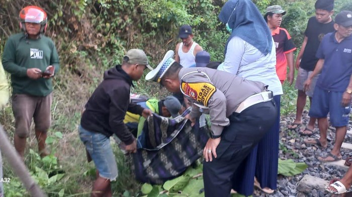 Lansia di Barru Sulsel Tewas Tertabrak Kereta Api Saat Hendak ke Kebun